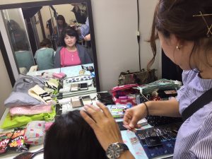 日本放映プロシニアモデル冨田八重子メイク中