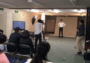 プロフィール写真の撮られ方レッスン風景